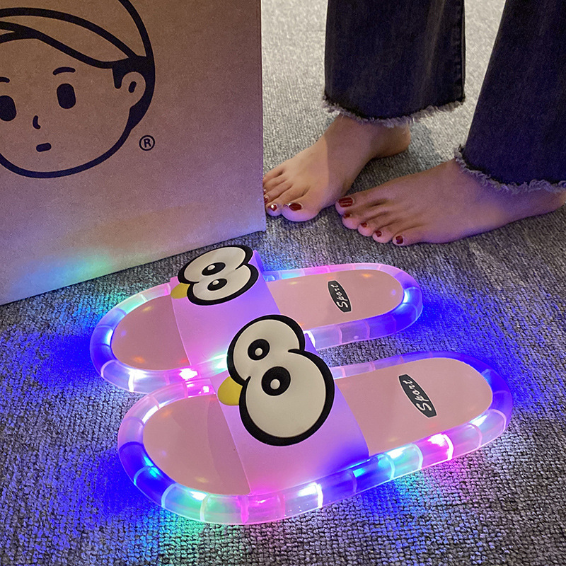 👀LED Cartoon Slippers – Vibrant Light-Up Sole & Cute Penguin Design – Flexible PVC & Easy Slip-On 🏠