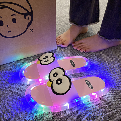 👀LED Cartoon Slippers – Vibrant Light-Up Sole & Cute Penguin Design – Flexible PVC & Easy Slip-On 🏠
