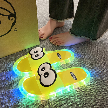 👀LED Cartoon Slippers – Vibrant Light-Up Sole & Cute Penguin Design – Flexible PVC & Easy Slip-On 🏠